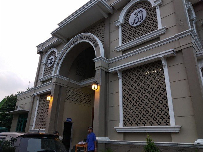 Gerbang Masjid Al Mubarak, Jalan Moch Kahfi, Jagakarsa, Lenteng Agung, Jakarta Selatan, Minggu (12/5/2019). [Suara.com/Erick Tanjung]