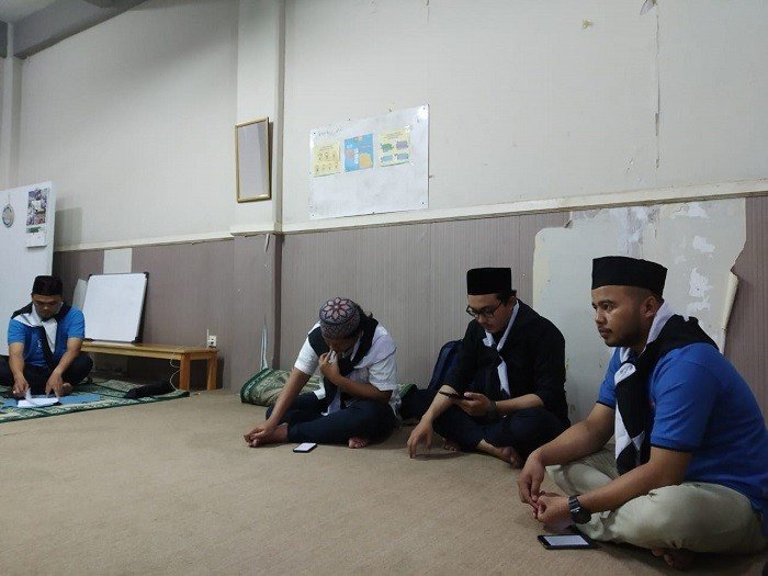 Jemaah Ahmadiyah sedang mengaji sembari menunggu waktu berbuka puasa Ramadan di Masjid Al Mubarak, Jalan Moch Kahfi, Jagakarsa, Lenteng Agung, Jakarta Selatan, Minggu (12/5/2019). [Suara.com/Erick Tanjung]