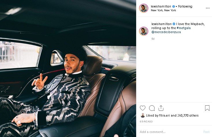 Gaya Lewis Hamilton dalam mobil. (Instagram/@lewishamilton)