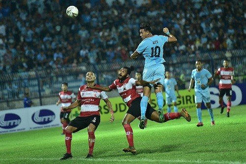 Pemain kesebelasan Persela Lamongan, Alex Dos Santos (tengah) berusaha menyundul bola udara dalam pertandingan Liga 1 2019 melawan Madura United di Stadion Surajaya Lamongan, Jawa Timur, Jumat (17/5/2019). ANTARA FOTO/Syaiful Arif