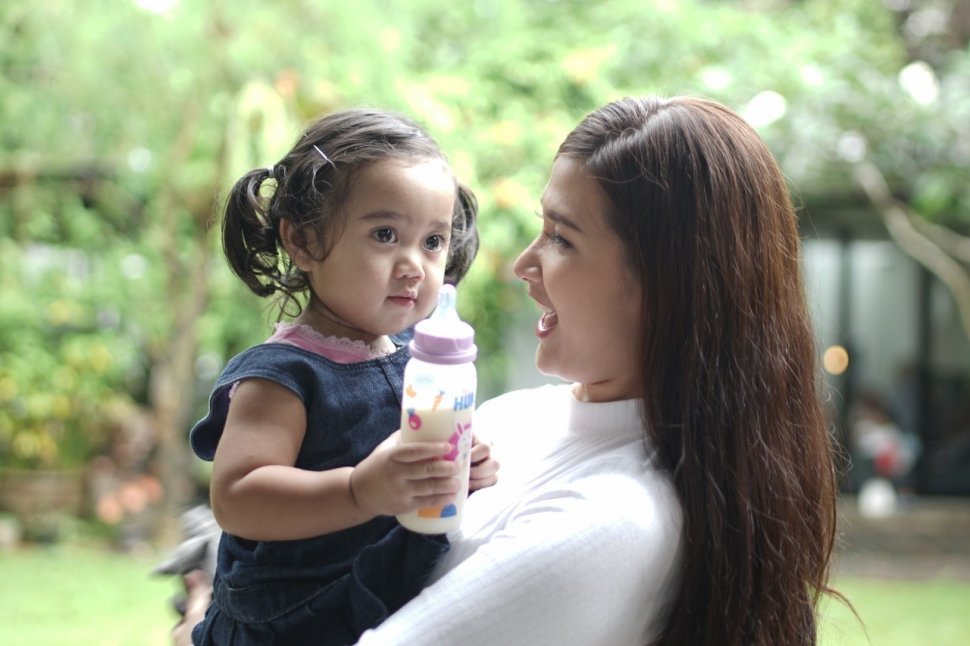 Ibu dan anak memegang botol susu. (Dok. Baby HUKI)