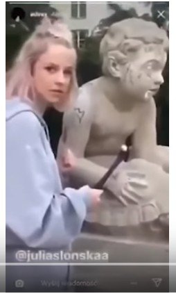 Aksi model rusak patung bersejarah demi konten Instagram ini tuai kecaman. (YouTube)