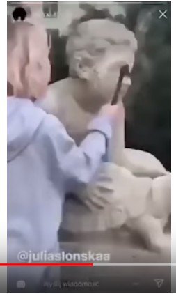 Aksi model rusak patung bersejarah demi konten Instagram ini tuai kecaman. (YouTube)