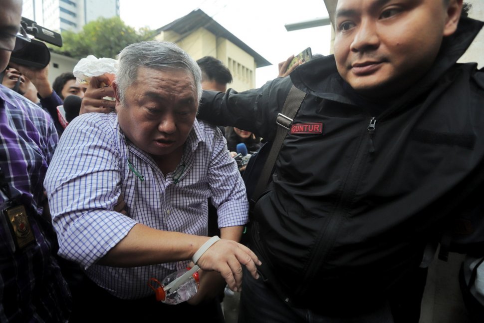 Lieus Sungkarisman berjalan usai penangkapan di Dit Reskrimum Polda Metro Jaya, Jakarta, Senin (20/5). [Suara.com/Muhaimin A Untung]