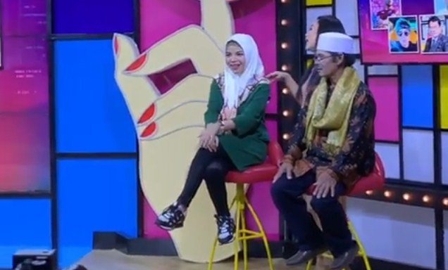 Dinar Candy dan ayahnya di acara Rumpi Trans TV. [Instagram]