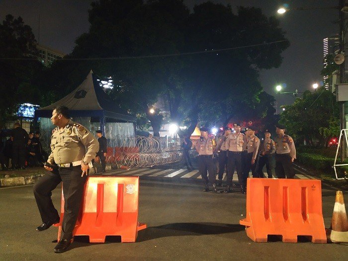 Aparat Kepolisian tengah melakukan penutupan arus lalu lintas di sepanjang Jalan Imam Bonjol, Menteng, Jakarta Pusat, persisnya depan kantor Komisi Pemilihan Umum, Senin (20/5/2019) malam. [Suara.com/Muhamad Yasir]