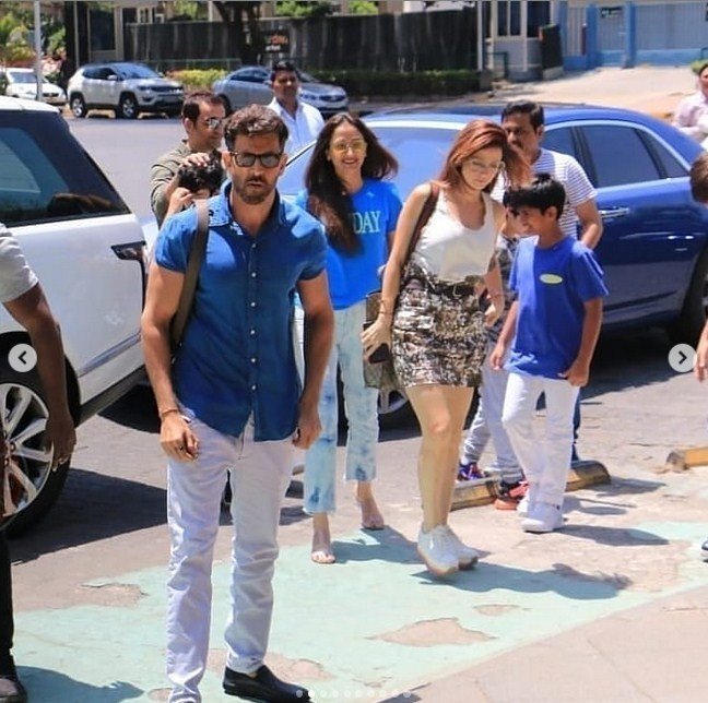 Hrithik Roshan dan Sussanne Khan makan bareng dengan anak-anak dan sahabatnya. [Instagram @bollywood.mobi]