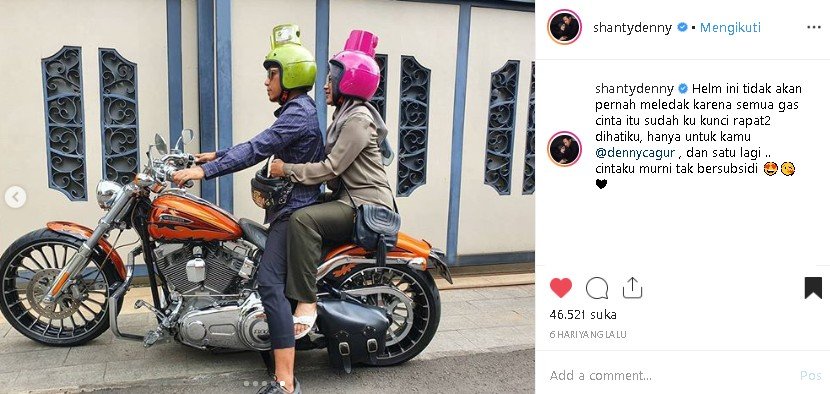 Denny Cagur dan istri pakai helm tabung gas 3kg. (Instagram/@shantydenny)