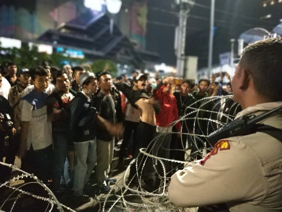 Massa aksi penolak hasil Pemilu 2019 yang sudah membubarkan diri, ternyata kembali lagi ke depan gedung Badan Pengawas Pemilu, Selasa (21/5/2019) malam. Massa berteriak dan bahkan menantang Polisi. [Suara.com/Fakhri]