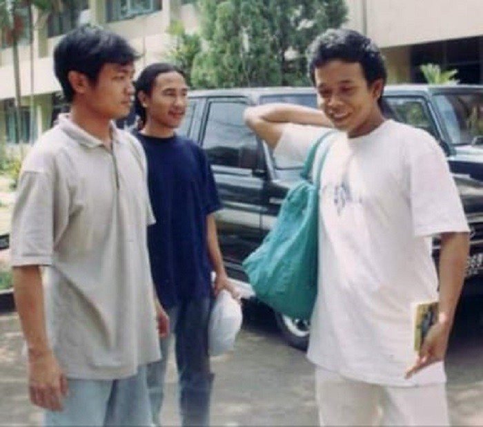 Bima Petrus (kiri) Herny Sualang (tengah) dan Ilhamsyah Boing (kanan) saat keluar dari Mapolda DKI Jakarta, setelah ditangkap karena membawa selebaran perlawanan, tahun 1997. [dok.Ilhamsyah]