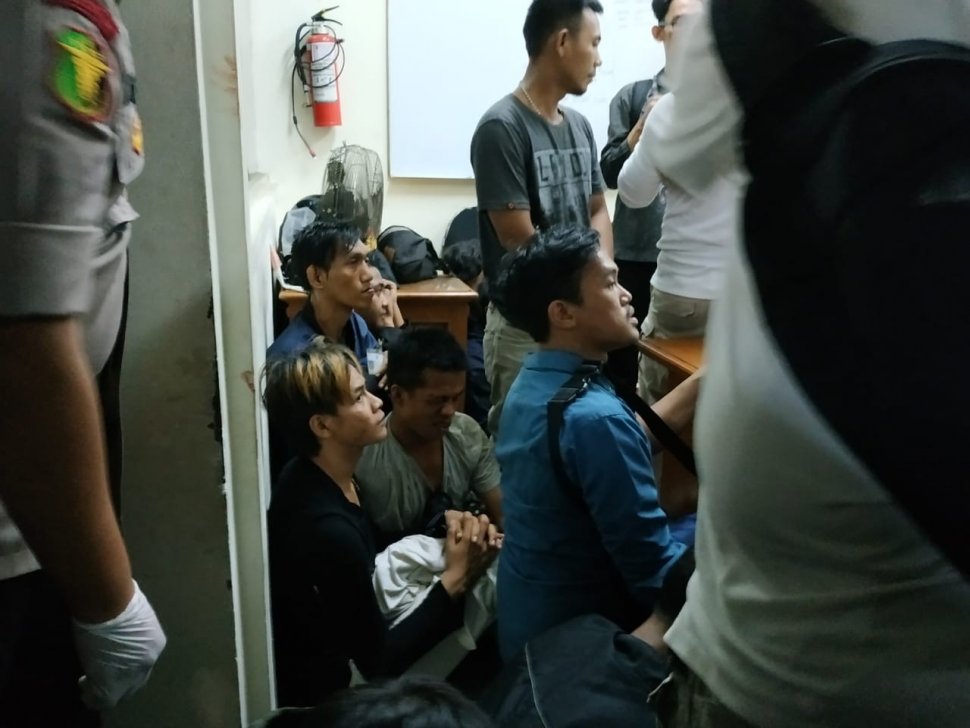 Sekelompok peserta aksi penolak hasil Pilpres 2019, kembali lagi ke depan gedung Bawaslu, Jakarta, setelah sempat membubarkan diri, Selasa (21/5/2019) malam. Mereka bikin rusuh dan akhirnya ditangkap polisi. [Suara.com/Fakhri]