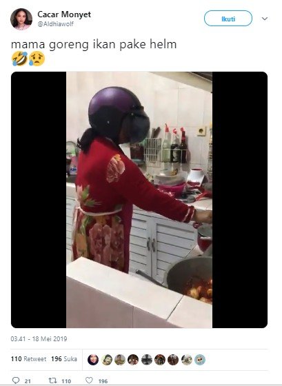 akut Kecipratan Minyak, Aksi Emak-emak Masak Pakai Helm Ini Bikin Ngakak. (Twitter/Aldhiawolf)