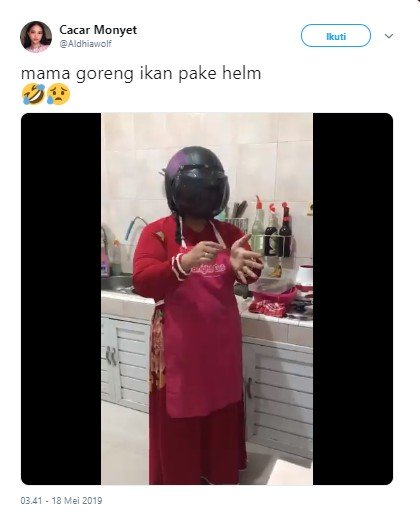 akut Kecipratan Minyak, Aksi Emak-emak Masak Pakai Helm Ini Bikin Ngakak. (Twitter/Aldhiawolf)