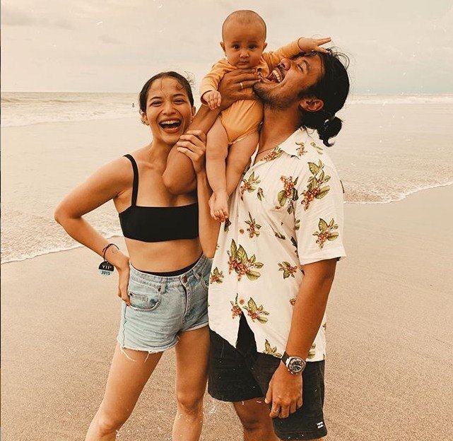 Chicco Jerikho bersama Putri Marino dan anaknya, Suri. [Instagram Putri Marino]