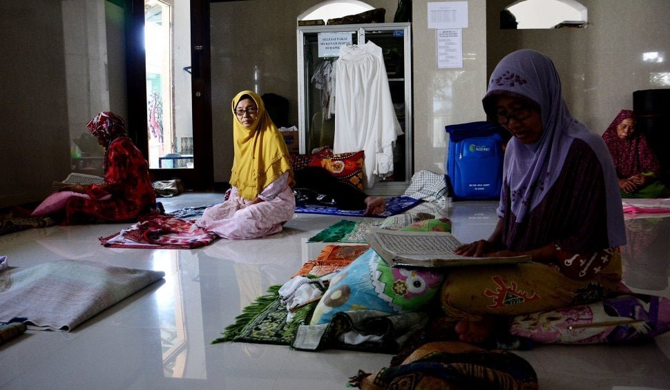 Santri lansia membaca Alquran di Pondok Pesantren Darul Ulum, Rejoso, Peterongan, Jombang, Jawa Timur, Selasa (21/5).  [ANTARA FOTO/Syaiful Ari]