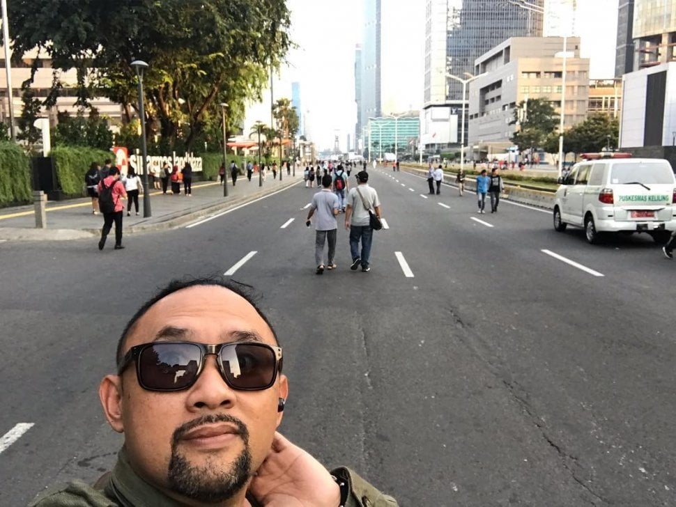 Ronald Surapradja berpose bareng aparat yang menjada demo di Bawaslu. [Instagram]