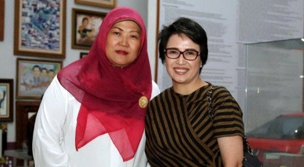 Legenda bulutangkis Indonesia, Yuni Kartika (kanan) dan Verawati Fajrin. [Twitter@YuniKartika73]