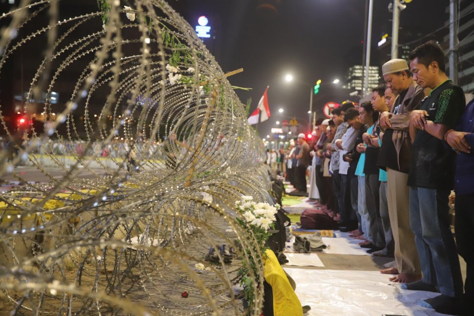 Massa Gerakan Nasional Kedaulatan Rakyat menunaikan shalat Tarawih di sela aksi unjuk rasa di depan Kantor Bawaslu Jakarta, Selasa (21/5). [Suara.com/Muhaimin A Untung]