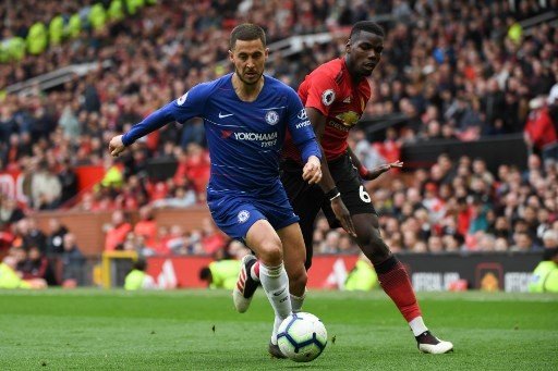 Pemain Chelsea Eden Hazard mencoba melepaskan diri dari kejaran pemain Manchester United Paul Pogba dalam pertandingan Liga Inggris di Old Trafford, 28 April 2019 [AFP]