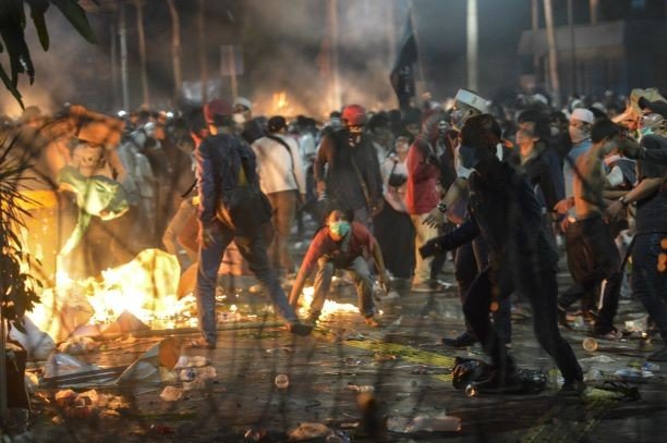 Sejumlah massa Aksi 22 Mei terlibat kericuhan di depan gedung Bawaslu, Jakarta, Rabu (22/5/209). Aksi unjuk rasa itu dilakukan menyikapi putusan hasil rekapitulasi nasional Pemilu serentak 2019. ANTARA FOTO/Nova Wahyudi/wsj.