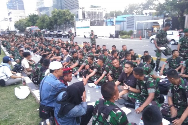 Personel TNI melakukan buka puasa bersama di jalan MH Thamrin, Jakarta, Rabu (22/5). [Rangga Pandu Asmara Jingga]