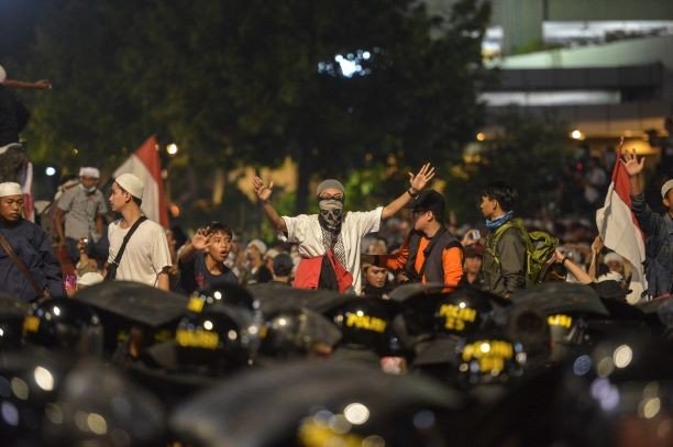 Sejumlah massa Aksi 22 Mei terlibat kericuhan di depan gedung Bawaslu, Jakarta, Rabu (22/5/209). Aksi unjuk rasa itu dilakukan menyikapi putusan hasil rekapitulasi nasional Pemilu serentak 2019. ANTARA FOTO/Nova Wahyudi/wsj.