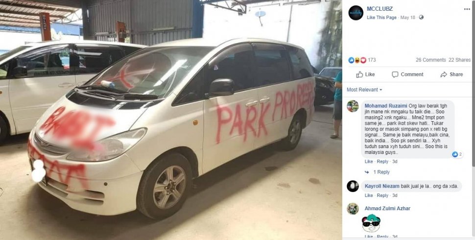 Mobil Korban Vandalisme Karena Parkir Sembarangan. (Facebook/Mcclubz)