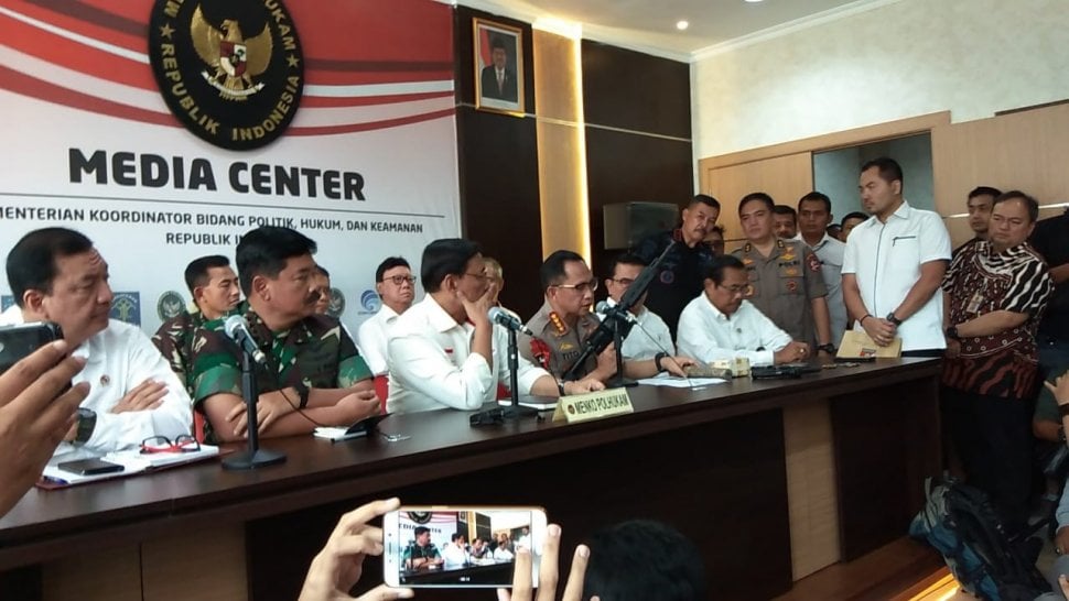 Kapolri Jenderal Polisi Tito Karnavian menunjukkan satu unit senjata serbu jenis M4, sepucuk pistol, dan satu unit revolver yang disita setelah hendak dipakai kelompok tertentu saat aksi 22 Mei, Rabu hari ini. [Suara.com/Ria Rizki Nirmala Sari]