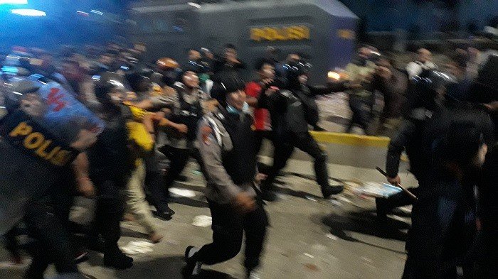 Sebanyak empat orang diduga provokator ditangkap aparat kepolisian dalam kerusuhan di sekitar gedung Bawaslu RI, Jalan MH Thamrin, Rabu (22/5/2019) malam sekitar pukul 22.17 WIB. [Suara.com/Novian Ardiansyah]