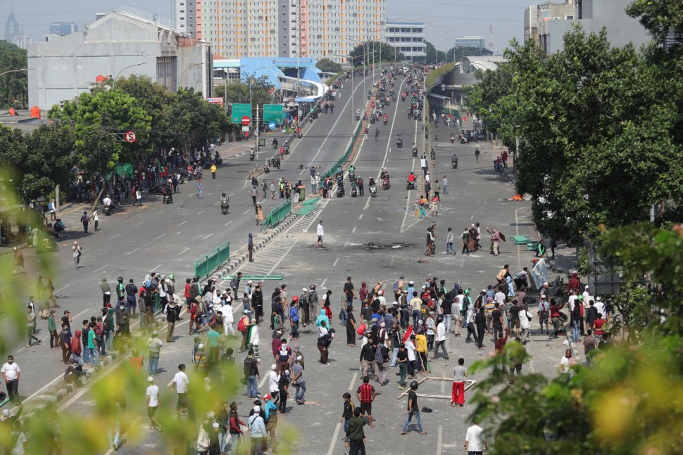 Bentrok antara polisi dan massa aksi di Jalan Jati Baru, Tanah Abang, Jakarta, Rabu (22/5). [Suara.com/Muhaimin A Untung]