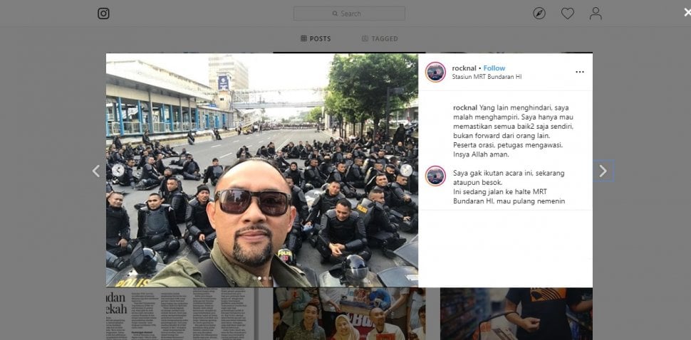 Foto Bareng Polisi di Aksi 22 Mei, Ronal Surapradja: Ini Jihad Saya. (instagram.com/rocknal)