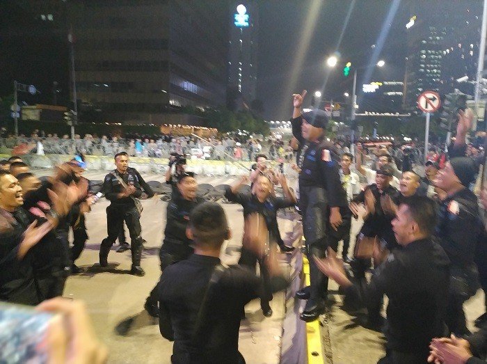 Sejumlah personel Korps Brimob berjoget dan bernyanyi di Kantor Badan Pengawas Pemilu (Bawaslu) RI, Thamrin, Jakarta Pusat, Kamis (23/5/2019). [Suara.com/Muhammad  Yasir]