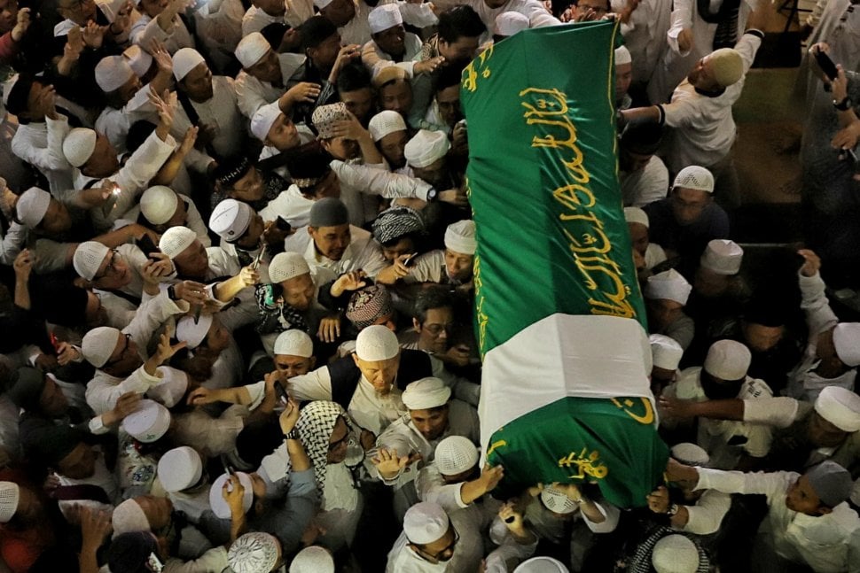 Ribuan jemaah melaksanakan salat jenazah almarhum Ustaz KH Muhammad Arifin Ilham di Masjid Az-Zikra, Sentul, Babakan Madang, Kabupaten Bogor, Jawa Barat, Kamis (23/5). [Suara.com/Muhaimin A Untung]