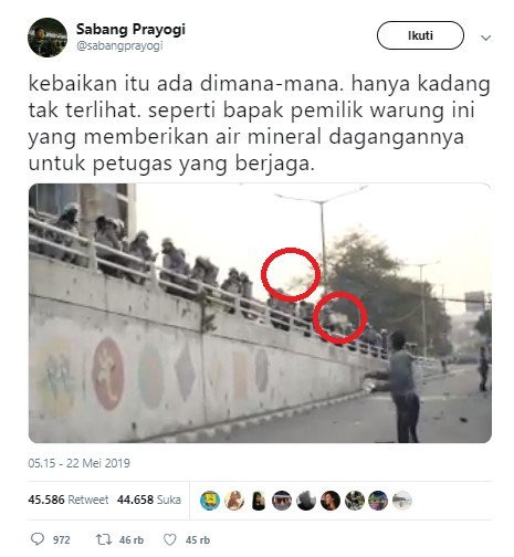 Momen Haru, Warga Lempar Air Mineral untuk Polisi yang Bertugas. (Twitter/@sabangprayogi)