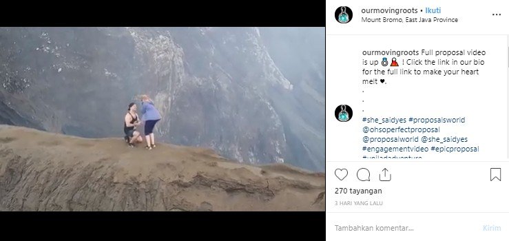 Turis lamar kekasih di Gunung Bromo. (Instagram/@ourmovingroots)