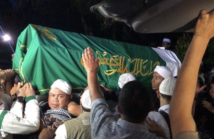 Jenazah Ustaz Arifin Ilham saat akan diboyong ke Gunung Sindur. [Suara.com/Revi] 