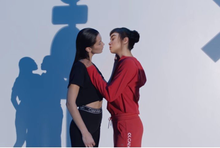 Bella Hadid dan Lil Miquela. (YouTube/CALVIN KLEIN)