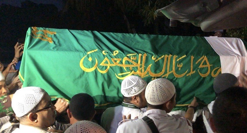 Jenazah Ustaz Arifin Ilham saat akan diboyong ke Gunung Sindur. [Suara.com/Revi] 