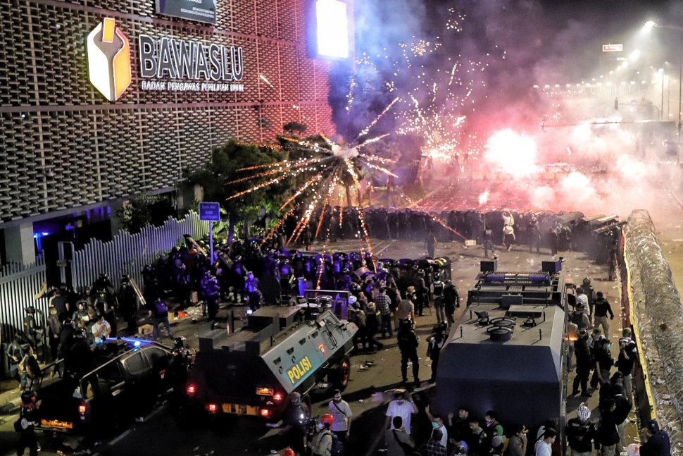 Demonstran terlibat bentrok dengan polisi saat menggelar Aksi 22 Mei di depan gedung Bawaslu, Jalan MH Thamrin, Jakarta, Rabu (22/5). [Suara.com/Muhaimin A Untung]