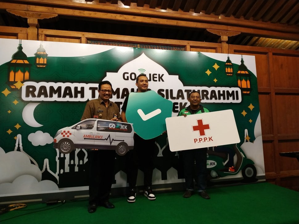 (Kiri-Kanan) Wakil Walikota Yogyakarta, Drs. Heroe Poerwadi, MA; VP Central Region Gojek, Delly Nugraha; dan Ketua Komunitas Pagodja, Pakde Handrianto dalam Peluncuran Ambulans Gojek di Yogyakarta (Mobimoto.com/Praba Mustika)