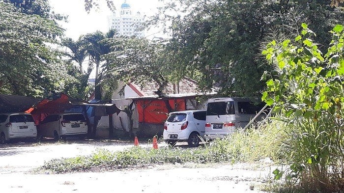 Dua buah cone kerucut atau penghalau jalan berwarna oranye di belakang Masjid Al Huda, Jalan Kampung Bali XXXIII, Jakarta Pusat, dekat kantor Bawaslu. [Suara.com/Novian Ardiansyah]