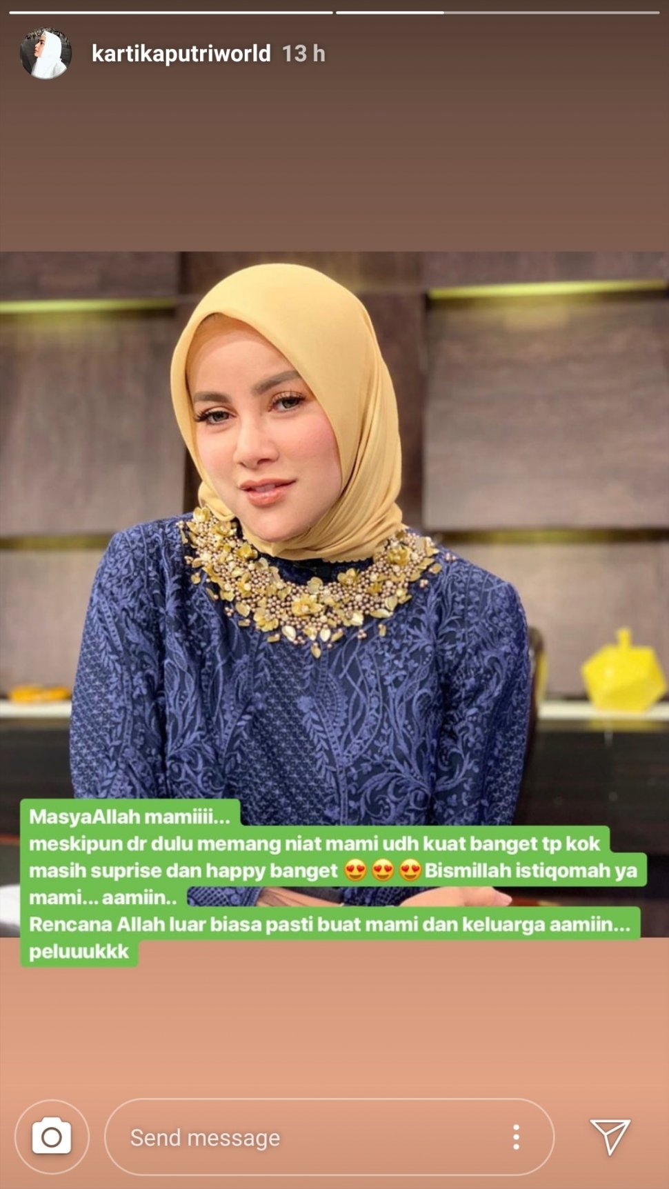 Kartika Putri menunjukkan kebahagiaan lantaran Olla Ramlan mantap berhijab. [instagram/kartikaputriwold]