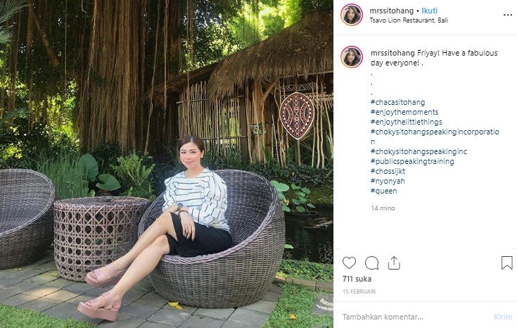 Gaya liburan Melissa Aryani, istri Choky Sitohang. (Instagram/@mrssitihang)