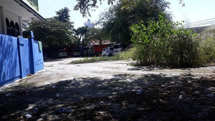 Tembok biru di area belakang Masjid Al Huda, Jalan Kampung Bali XXXIII, Jakarta Pusat, dekat kantor Bawaslu. [Suara.com/Novian Ardiansyah]