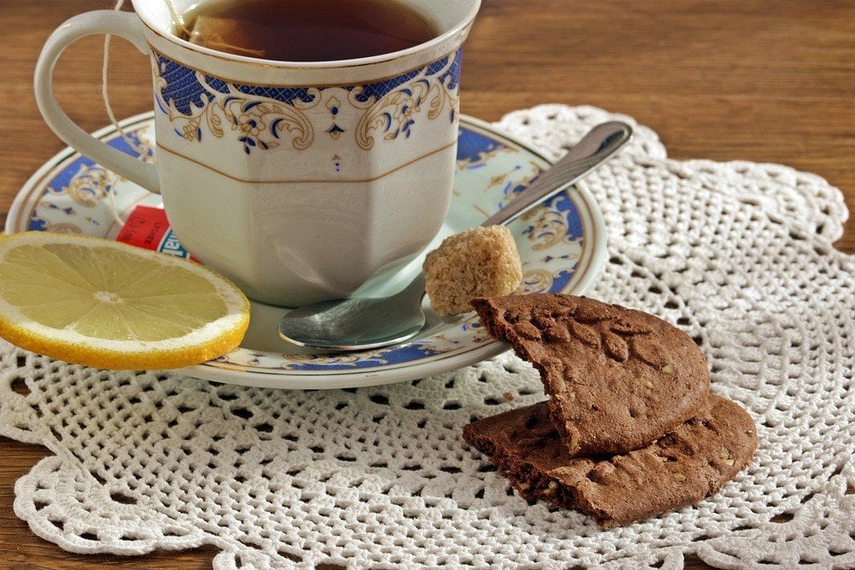 Ilustrasi minum teh panas dan kue atau roti (Pixabay/pompi)