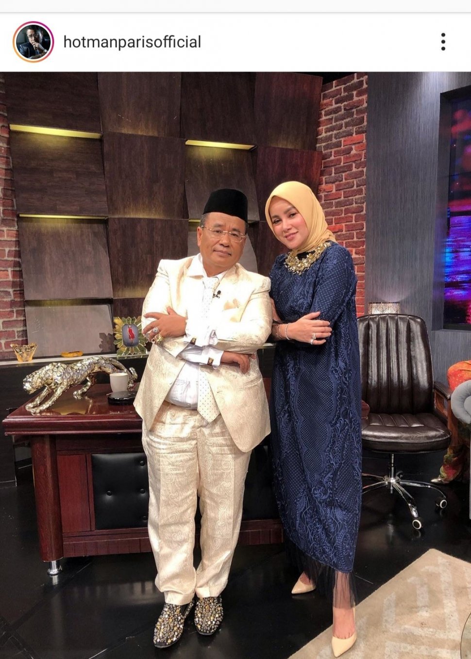 Hotman Paris berpeci pose bersama Olla Ramlan yang berkerudung. [instagram/hotmanparisofficial]