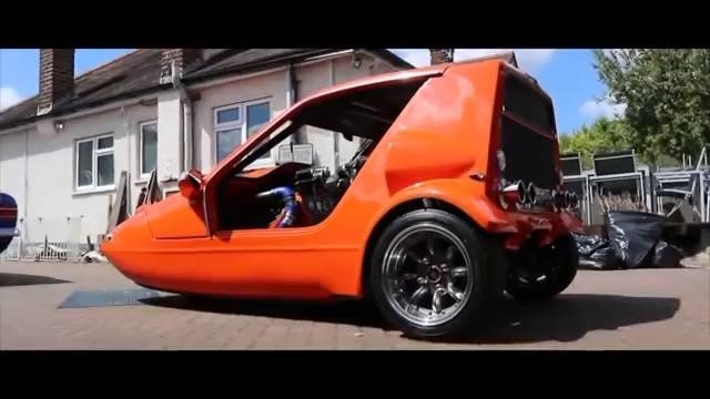 Mobil Roda Tiga Reliant Bond Bug denan Mesin Suzuki Hayabusa. (YouTube/Officially Gassed - OG)