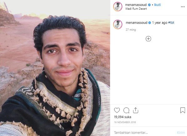 Gaya liburan Mena Massoud, pemeran film Aladdin. (Instagram/@menamassoud)