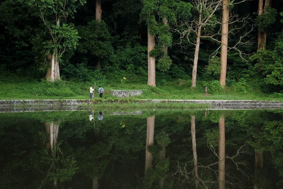 Wisatawan menikmati pemandangan Situ Gunung yang berada di Cisaat, Kabupaten Sukabumi, Jawa Barat, Sabtu (25/5).[Suara.com/Arief Hermawan P]