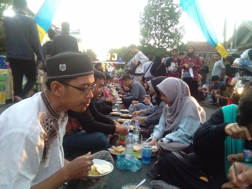 Berbuka puasa di Masjid Jogokariyan. (Suara.com/Rahmat Ali)